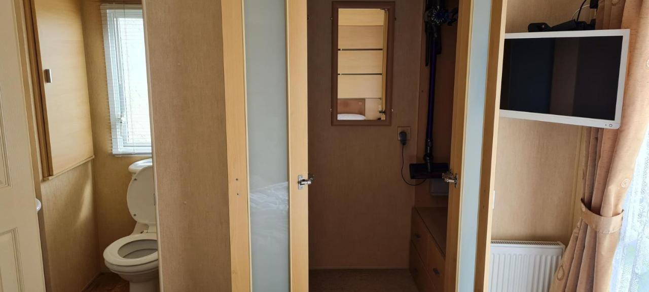 Lovely Caravan With Decking At Coral Beach Park In Lincolnshire Ref 77001C Ingoldmells Exterior photo